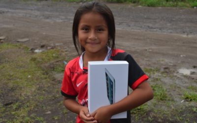 MILES DE NIÑOS RECIBEN UNA TABLET EN ECUADOR