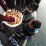 CONGREGACIÓN COMPARTE ALIMENTOS CON PERSONAS DE LA COMUNIDAD