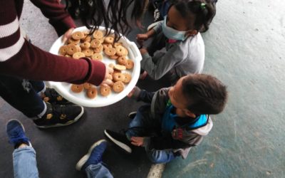 CONGREGACIÓN COMPARTE ALIMENTOS CON PERSONAS DE LA COMUNIDAD