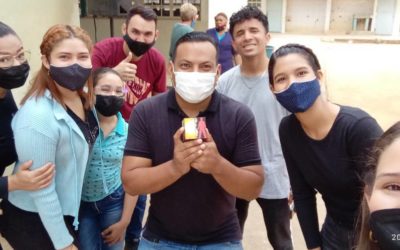 JÓVENES REALIZAN EVANGELISMO EN ESCUELA