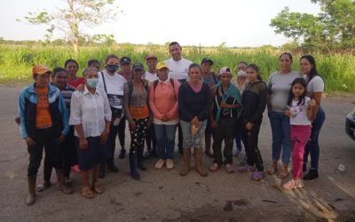 IGLESIA AYUDA A PERSONAS EN UN VERTEDERO