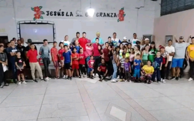 JÓVENES PARTICIPAN DE UNA “GUERRA DE COLORES” Y DISFRUTAN DE UNA TARDE DIFERENTE EN LA IGLESIA DEL NAZARENO JESÚS LA ESPERANZA “EL LIMÓN” (EDO. ARAGUA)