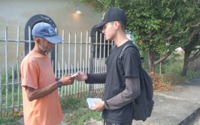 JÓVENES COMPARTEN MENSAJE DE AMOR Y SALVACIÓN EN NAVIDAD