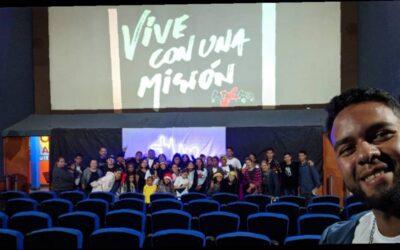JÓVENES SE INVOLUCRAN EN EVANGELISMO Y SERVICIO A LA COMUNIDAD