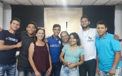 6 JÓVENES CULMINAN PROGRAMA DE DISCIPULADO