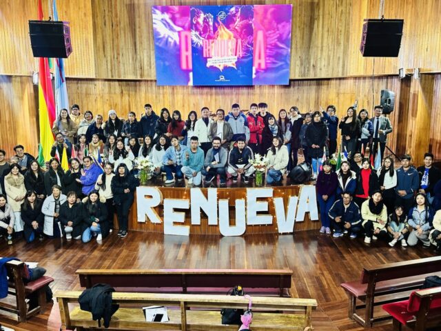Juventud nazarena de El Alto renueva su llamado en el congreso “Renueva el Fuego que hay en nuestra misión”