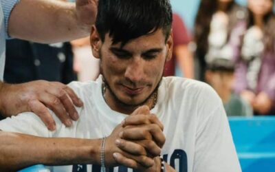 Bautismo de Franco Garrido celebra la transformación de vidas a través del ministerio “Desafíos en Cristo” en Neuquén