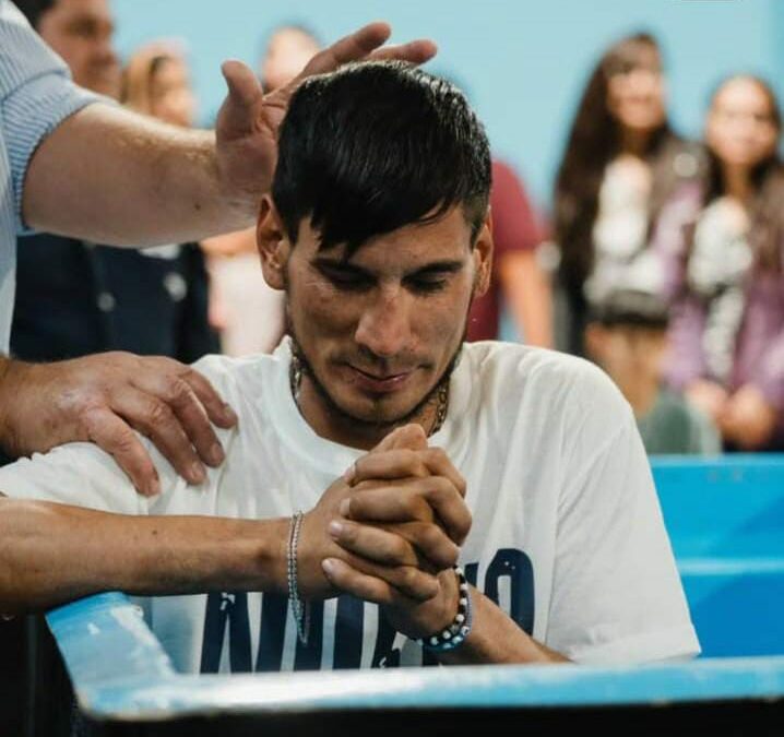 Bautismo de Franco Garrido celebra la transformación de vidas a través del ministerio “Desafíos en Cristo” en Neuquén