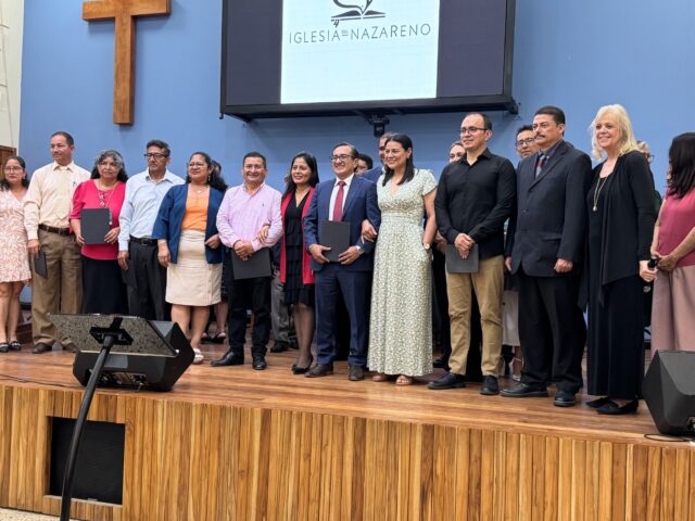 Iglesia del Nazareno Ecuador celebra nuevos ministros y renueva su compromiso con la santidad